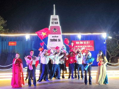 Lời ca giữ đảo giữa trùng khơi