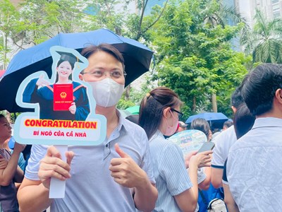 Một kỳ thi khác... bên ngoài cổng trường