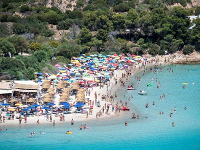 Bãi biển nổi tiếng ở Italia gây tranh cãi vì cấm người 10-65 tuổi dùng dù che nắng