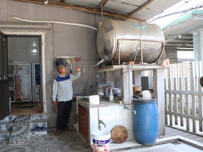 Hàng nghìn hộ dân Bình Sơn trắng đêm chờ giọt nước