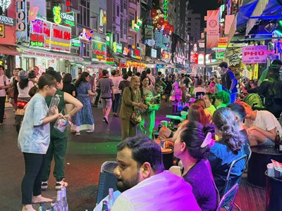Không để người lang thang xin ăn, đeo bám khách du lịch ở TP.HCM