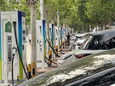  Mạng lưới trạm sạc xe điện tạo đà cho chuyển đổi xanh