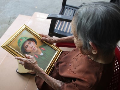 Mẹ vẫn đợi con về