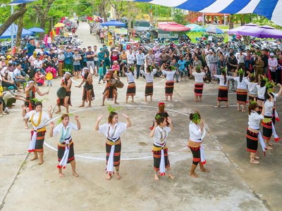 Nếp nhà là điểm tựa của bản sắc Ca Dong