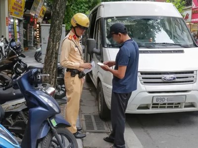 Từ hôm nay 10.8: Xe hợp đồng đón, trả khách sai quy định có thể bị thu hồi giấy phép