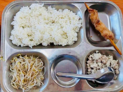 Khay cơm 40.000 đồng quá ít: Ai giám sát bữa trưa của trẻ?