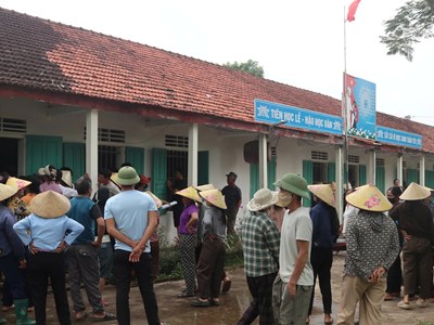Ai nối lại đường đến lớp?