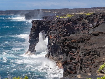 Vòm đá nổi tiếng 550 tuổi ở Hawaii đổ xuống Thái Bình Dương