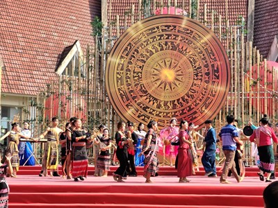 Hơn cả một ngày hội  