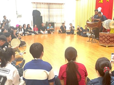 Tiếng trống theo người trẻ vào đời