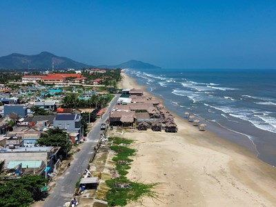 Vịnh đẹp thế giới ở Huế bị “bôi bẩn” không gian biển