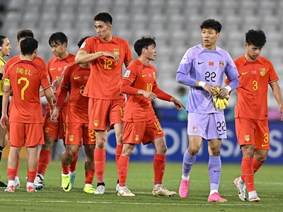 Đưa thủ môn cao 2m đá tiền đạo, HLV U23 Trung Quốc bị chỉ trích