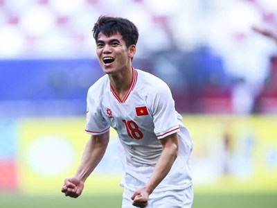 Truyền thông Thái Lan ví Khuất Văn Khang đá phạt như Messi