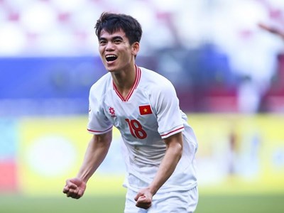 Chiêm ngưỡng Khuất Văn Khang đá phạt tuyệt đẹp vào lưới U23 Malaysia