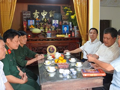 Lãnh đạo TP. Đồng Hới thăm, tặng quà gia đình chiến sĩ Điện Biên