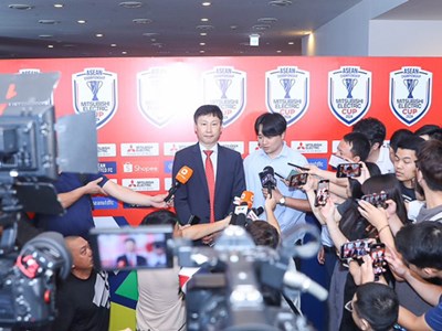 HLV Kim Sang Sik đối đầu bão nhập tịch trong trận ra mắt tuyển Việt Nam