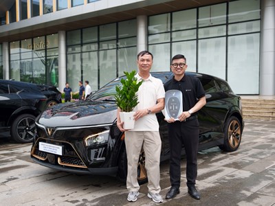 Nhận VinFast VF 7, chủ xe đánh giá: ‘Thiết kế đẹp, trang bị ngon, vượt xa xe xăng’