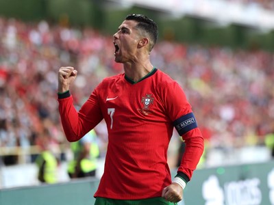 Ronaldo hướng tới mốc 900 bàn thắng; tuyển thủ CH Czech lỡ hẹn EURO vì đạp xe