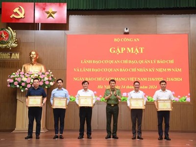 Báo Văn hóa nhận bằng khen của Bộ trưởng Bộ Công an