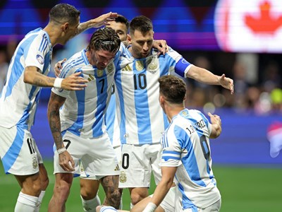 Argentina vất vả hạ Canada trong ngày Messi lập kỷ lục