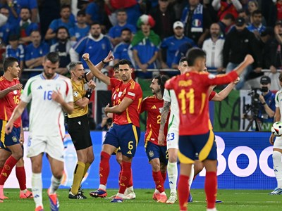 Tây Ban Nha giành vé đi tiếp; HLV Southgate chê bai tuyển Anh nghèo nàn