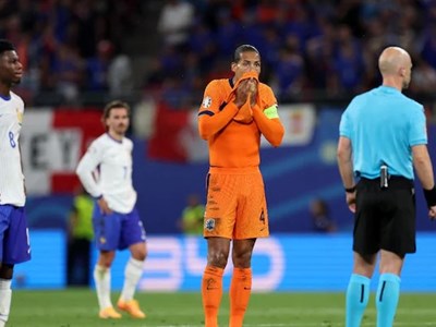 Pháp và Hà Lan chia điểm, Ba Lan bị loại