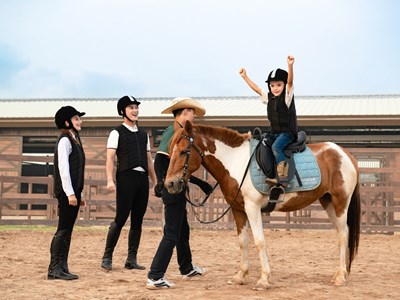 Du khách hào hứng khám phá bộ môn mã thuật tại Vinpearl Horse Academy Vũ Yên