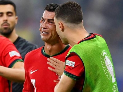 Khóc vì đá hỏng phạt đền, Ronaldo bị chỉ trích ích kỷ