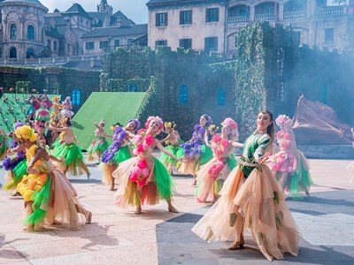 Hàng chục nghìn du khách đến Bà Nà Hills mỗi ngày chỉ để thưởng thức show diễn này