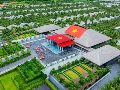 Du khách thích thú check-in giữa ngợp ngời cờ đỏ sao vàng tại Nam Phú Quốc