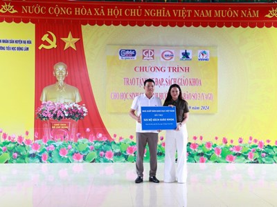 Nhà xuất bản Giáo dục Việt Nam trao tặng sách giáo khoa cho học sinh huyện Hạ Hòa, tỉnh Phú Thọ