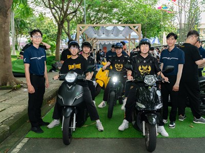 Hàng trăm sinh viên đại học tại Hà Nội thích thú lái thử xe máy điện VinFast