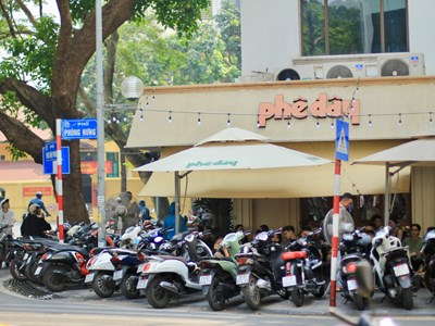 Du khách nước ngoài xuống lề đường vì Phê Đây lấn chiếm vỉa hè