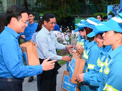“Hoa về trên phố” - món quà cho nữ công nhân môi trường
