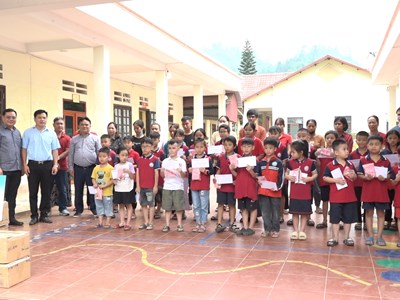 Nhà xuất bản Giáo dục Việt Nam hỗ trợ sách giáo khoa cho học sinh vùng lũ Lào Cai