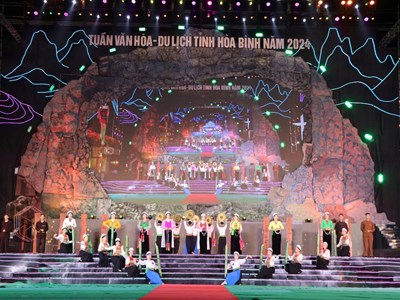 Trình diễn trang phục dân tộc tại Hòa Bình: Nét hoa văn xứ Mường