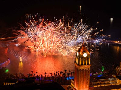 Rợp pháo hoa và pháo nước trong show diễn Symphony of the sea mới ra mắt tại Phú Quốc