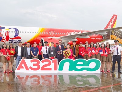 Tàu bay kỷ niệm 50 năm quan hệ Việt Nam - Pháp hạ cánh tại TP.HCM