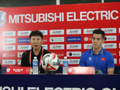 HLV Kim Sang-sik lý giải vì sao chơi bóng dài trước tuyển Lào