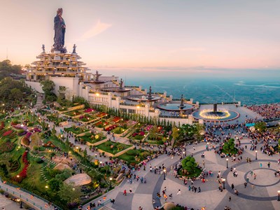 Tìm về tuổi thơ với 1.200 chiếc đèn đăng và bộ tranh “Ký ức đồng dao” tại núi Bà Đen