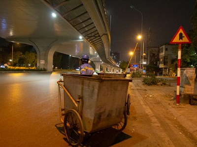 Bóng dáng âm thầm giữa đêm đông