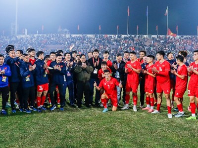 Thủ tướng xuống sân chúc mừng đội tuyển Việt Nam