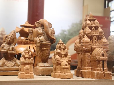 Nghệ nhân gốm Chăm: Đôi tay trần giữ hồn di sản UNESCO