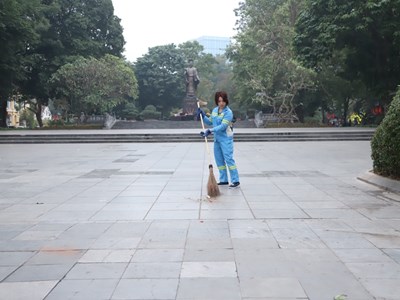 Quận Hoàn Kiếm giữ gìn môi trường sạch đẹp chào đón năm mới 2025