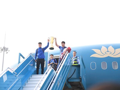 Đội tuyển Việt Nam mang cúp về quê nhà
