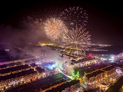 Không cần mua vé máy bay hay xin visa, giới trẻ đổ về phía Đông Hà Nội để “du ngoạn 5 châu”