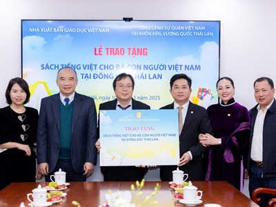 Trao tặng sách cho đồng bào người Việt tại Đông Bắc Thái Lan