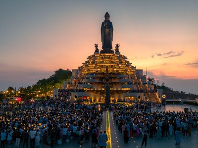 Tháng Giêng, đến núi Bà Đen hành hương, dâng đăng và ngắm thiên đường hoa tulip