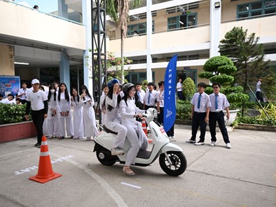 Xe máy điện VinFast ‘khuấy đảo’ trường học: Nhỏ gọn, cá tính và thân thiện