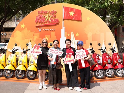 Người dân TP.HCM hào hứng “check in” tại triển lãm “50 Hành trình - Một Tương lai Xanh” của VinFast